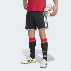 Spodenki podstawowe Manchester United 26/27. Czarne szorty męskie Adidas, z dzianiny, bez kołnierzyka. Za 199.00 zł.