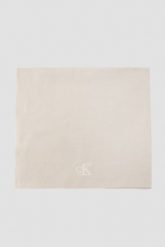 CALVIN KLEIN Beżowy damski szalik z haftowanym logo. Brązowe szaliki i kominy damskie CALVIN KLEIN, bez wzorów. W wyprzedaży za 159.99 zł.