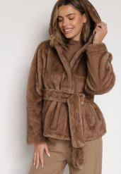 Jasnobrązowa Kurtka Futerko z Kapturem i Wiązanym Paskiem Zetara. Brązowe kurtki damskie Born2be, l, bez wzorów, z dzianiny, z kapturem. Za 229.99 zł.