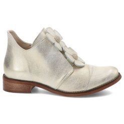 Złote Półbuty Armodo Eleganckie Obuwie Damskie Ze Skóry Naturalnej. Żółte półbuty damskie Armodo, z aplikacjami, ze skóry, eleganckie, bez obcasa, na obcasie. Za 519.00 zł.
