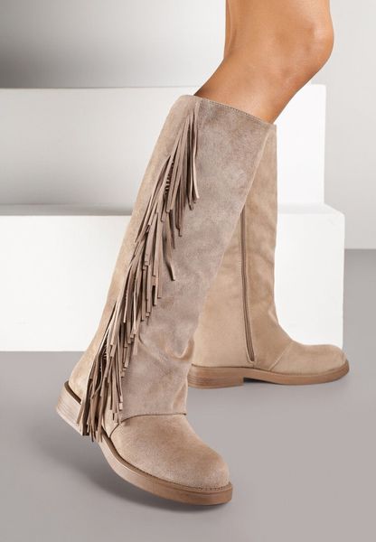 Ciemnobeżowe Kozaki z Imitacji Zamszu w Estetyce Boho Zdobione Frędzlami Vemarose. Brązowe kozaki damskie Renee, bez obcasa, na płaskiej podeszwie. Za 149.99 zł.