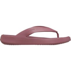 Klapki damskie Crocs Getaway Flip. Czerwone klapki damskie Crocs, bez wzorów, bez obcasa. Za 186.32 zł.