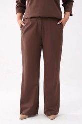 Eleganckie brązowe spodnie Soft Comfort z kieszeniami PLUS SIZE XXL. Brązowe spodnie materiałowe damskie Moda Size Plus Iwanek, bez wzorów, z nylonu, biznesowe, plus size. W wyprzedaży za 159.90 zł.