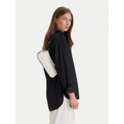 Torebka Calvin Klein. Białe torebki klasyczne damskie CALVIN KLEIN, bez wzorów, bez dodatków. Za 409.99 zł.