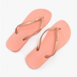 Japonki plażowe damskie Ipanema Anatomic Tan Fem. Czerwone klapki damskie Ipanema, bez wzorów, bez obcasa. Za 59.99 zł.
