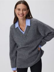 Sweter z koszulowym kołnierzem - szary. Szare swetry klasyczne damskie Reserved, l, z dzianiny, bez kołnierzyka. Za 149.99 zł.