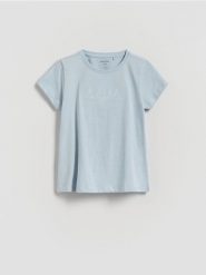 T-shirt z haftowanym napisem - jasnoniebieski. Niebieskie koszulki dziewczęce Reserved, bez wzorów, z bawełny, bez ramiączek. W wyprzedaży za 15.99 zł.