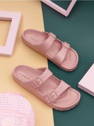 Klapki - różowy. Czerwone klapki damskie Sinsay, bez wzorów, bez obcasa. Za 25.99 zł.