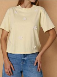 Koszulka z kwiatowym motywem - Inny. T-shirty damskie Sinsay, l, bez wzorów, bez kołnierzyka. Za 35.99 zł.