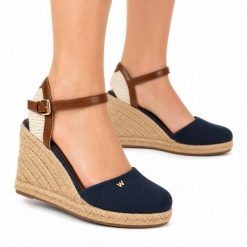 Sandały damskie do chodzenia Wrangler BRAVA WOMEN WEDGE. Brązowe sandały damskie Wrangler, bez wzorów, z materiału, bez obcasa. Za 199.00 zł.