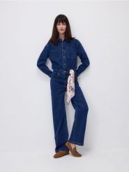 Jeansowy kombinezon - granatowy. Niebieskie kombinezony damskie Reserved, l, bez wzorów, z bawełny, bez kołnierzyka, bez ramiączek. Za 259.99 zł.