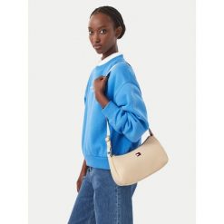 Torebka Tommy Jeans. Brązowe torebki klasyczne damskie Tommy Jeans, bez wzorów, z jeansu, bez dodatków. Za 369.99 zł.