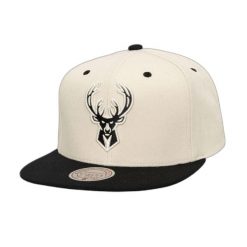 Czapka typu snapback Mitchell & Ness Evergreen Milwaukee Bucks. Białe czapki męskie Mitchell & Ness, bez wzorów. Za 209.50 zł.