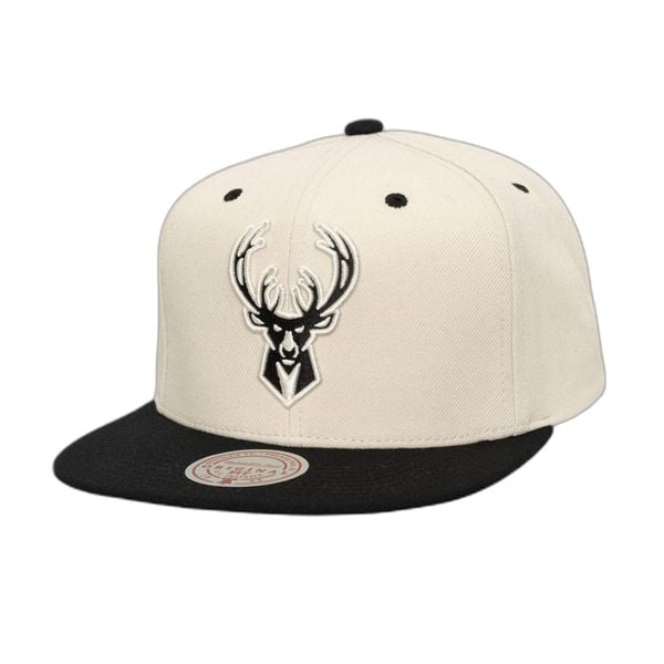 Czapka typu snapback Mitchell & Ness Evergreen Milwaukee Bucks. Białe czapki męskie Mitchell & Ness, bez wzorów. Za 209.50 zł.