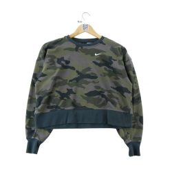 Second life - Bluza damska Nike Rebel Cropped Camo zielona - Jak nowy. Zielone bluzy sportowe damskie Nike, s, bez wzorów, bez ramiączek, krótkie, bez kaptura. Za 127.76 zł.
