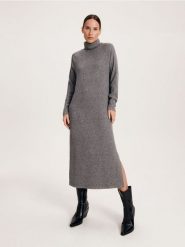Dzianinowa sukienka z golfem - ciemnoszary. Szare sukienki damskie Reserved, na co dzień, l, bez wzorów, z dzianiny, bez kołnierzyka, bez ramiączek, proste. W wyprzedaży za 59.99 zł.