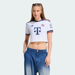 Krótka koszulka wyjazdowa FC Bayern 26/27. Białe t-shirty damskie Adidas, s, bez wzorów, z dzianiny, bez kołnierzyka. Za 369.00 zł.