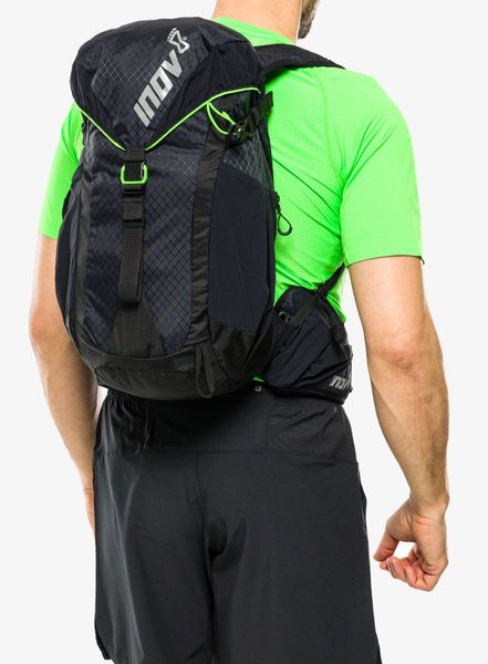 Plecak turystyczny Inov-8 VentureLite 25 - black/green. Czarne plecaki męskie Inov-8, bez wzorów, z materiału. Za 417.47 zł.