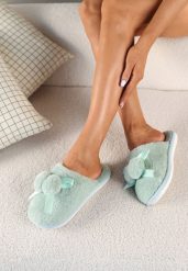 Zielone Futerkowe Kapcie z Pomponem i Wstążką Dyrandira. Zielone kapcie damskie Born2be. Za 29.99 zł.
