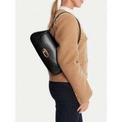 Torebka Calvin Klein. Czarne torebki klasyczne damskie CALVIN KLEIN, bez wzorów, bez dodatków. Za 439.99 zł.