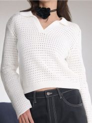 Sweter z kołnierzykiem z ażurowym wykończeniem - kremowy. Białe swetry klasyczne damskie Sinsay, l, bez kołnierzyka. W wyprzedaży za 39.99 zł.