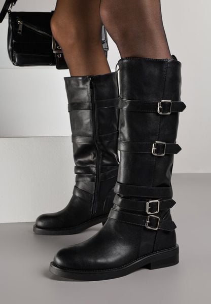 Czarne Kozaki Bikery Ozdobione Paskami i Kwadratowymi Klamrami Lingara. Czarne kozaki damskie Born2be, z jeansu, bez obcasa, na płaskiej podeszwie. Za 179.99 zł.