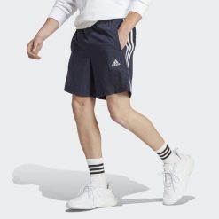 AEROREADY Essentials Chelsea 3-Stripes Shorts. Białe szorty męskie Adidas, bez wzorów, z materiału, sportowe. Za 103.00 zł.