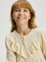 Dzianinowa sukienka z falbaną - kremowy. Białe sukienki dziewczęce Reserved, bez wzorów, z dzianiny, bez ramiączek. Za 89.99 zł.