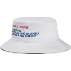 Kapelusz CALVIN KLEIN JEANS - J Bucket Hat W K60K605284 107. Białe kapelusze damskie Calvin Klein Jeans, bez wzorów, z bawełny. W wyprzedaży za 169.00 zł.