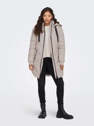 JDY Płaszcz pikowany "SKYLAR PADDED HOOD" w kolorze beżowym rozmiar: S. Brązowe płaszcze damskie JDY, s, bez wzorów. Za 204.95 zł.