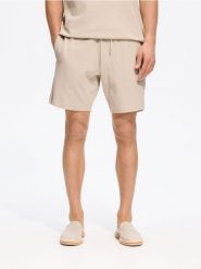 Dresowe szorty regular fit - beżowy. Brązowe szorty męskie Reserved, bez wzorów, z bawełny. Za 89.99 zł.