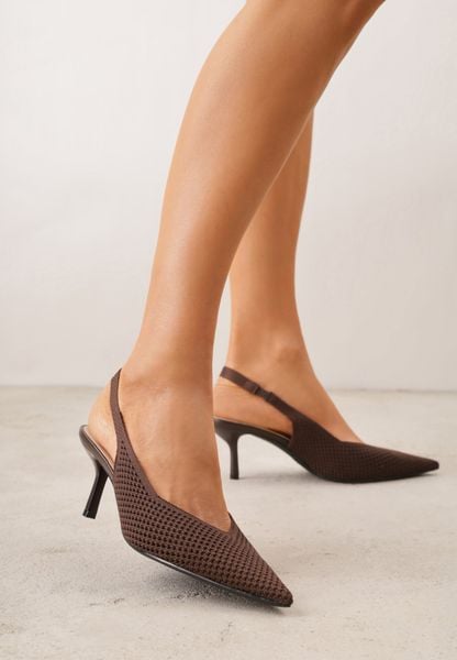 Brązowe Ażurowe Sandały na Niskiej Szpilce z Noskiem w Szpic Balnalia. Brązowe sandały damskie Born2be, w ażurowe wzory, bez obcasa, na szpilce. Za 99.99 zł.