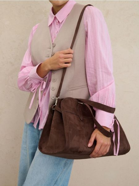 Duża torba bowling bag z imitacji zamszu - brązowy. Brązowe torebki klasyczne damskie Sinsay, bez wzorów, duże, bez dodatków. Za 59.99 zł.