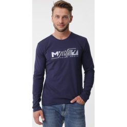 Granatowa Koszulka Kinslee. Niebieskie koszulki męskie z długim rękawem Born2be, l, z materiału. Za 59.99 zł.