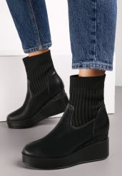 Czarne Botki z Elastyczną Cholewką na Koturnie Sesezi. Czarne botki damskie Renee, eleganckie, bez obcasa, na koturnie, bez zapięcia. Za 159.99 zł.