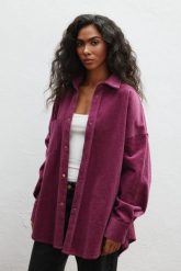 Sztruksowa koszula typu oversize w kolorze VIOLET - GARNET-M/L. Fioletowe koszule damskie Marsala, l, bez wzorów, z bawełny, klasyczne, bez kołnierzyka, bez ramiączek. Za 459.90 zł.