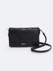 Torebka damska typu crossbody czarna oo574095 906. Czarne torebki klasyczne damskie Big Star, bez wzorów, z materiału, bez dodatków. W wyprzedaży za 139.99 zł.