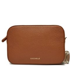 Torebka Coccinelle. Brązowe listonoszki damskie Coccinelle, bez wzorów, bez dodatków. Za 599.99 zł.