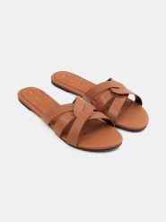 Klapki ze skórzaną wkładką - brązowy. Brązowe klapki damskie Sinsay, bez wzorów, bez obcasa. Za 39.99 zł.