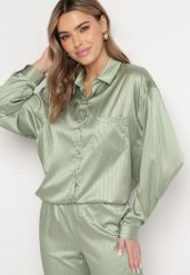 Zielona Klasyczna Koszula z Guzikami z Metaliczną Nicią i Satynowym Wykończeniem Aestia. Zielone koszule damskie Born2be, m, bez wzorów, z satyny, klasyczne, bez kołnierzyka, bez ramiączek. Za 39.99 zł.