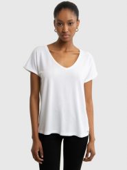 Koszulka damska o luźnym kroju biała Valeria 101. Białe t-shirty damskie Big Star, l, bez wzorów, z jeansu, bez kołnierzyka. Za 99.99 zł.