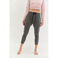 Spodnie do jogi Moonholi Cosmic Cropped Track Pants z obniżonym krokiem. Szare spodnie dresowe damskie MOONHOLI, bez wzorów, sportowe, z obniżonym stanem. Za 369.00 zł.