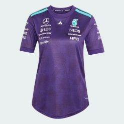 KOSZULKA MERCEDES - AMG PETRONAS FORMULA 1 TEAM VANDA BLOOM DRIVER. Fioletowe t-shirty damskie Adidas, m, bez wzorów, z dzianiny, bez kołnierzyka. Za 399.00 zł.