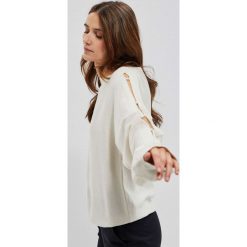 Sweter z ozdobnymi rękawami. Brązowe swetry klasyczne damskie MOODO, s, z poliamidu, bez kołnierzyka. W wyprzedaży za 54.99 zł.