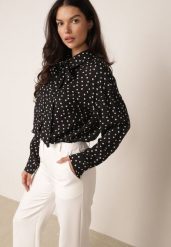 Czarna Zwiewna Koszula z Wiskozy w Groszki z Kokardką pod Szyją Semone. Czarne koszule damskie Born2be, l, bez wzorów, z jeansu, eleganckie, bez kołnierzyka, bez ramiączek. Za 119.99 zł.