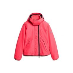 Damska wodoodporna kurtka z kapturem Superdry Mountain. Czerwone kurtki przeciwdeszczowe damskie Superdry., z kapturem. W wyprzedaży za 351.55 zł.