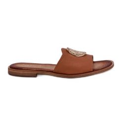 Zazoo 2938 Skórzane Klapki Na Płaskim Obcasie Z Ozdobą Camel brązowe. Brązowe klapki damskie z aplikacjami, ze skóry, bez obcasa, na płaskiej podeszwie. Za 410.07 zł.