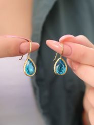 Pierres delicates Pozłacane kolczyki z tygrysim okiem rozmiar: onesize. Niebieskie kolczyki damskie Pierres delicates, pozłacane, z zapięciem typu bigiel. Za 95.69 zł.