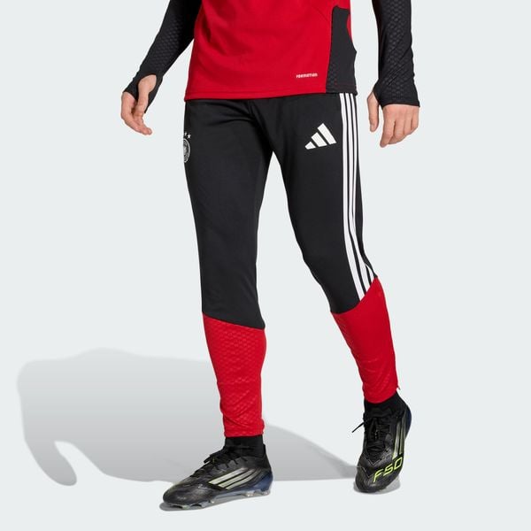 Spodnie treningowe Niemcy 26 Tiro. Czarne spodnie materiałowe męskie Adidas, bez wzorów, sportowe. Za 279.00 zł.