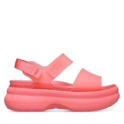 Sandały Crocs. Czerwone sandały damskie Crocs, bez wzorów, bez obcasa, na płaskiej podeszwie. Za 249.99 zł.